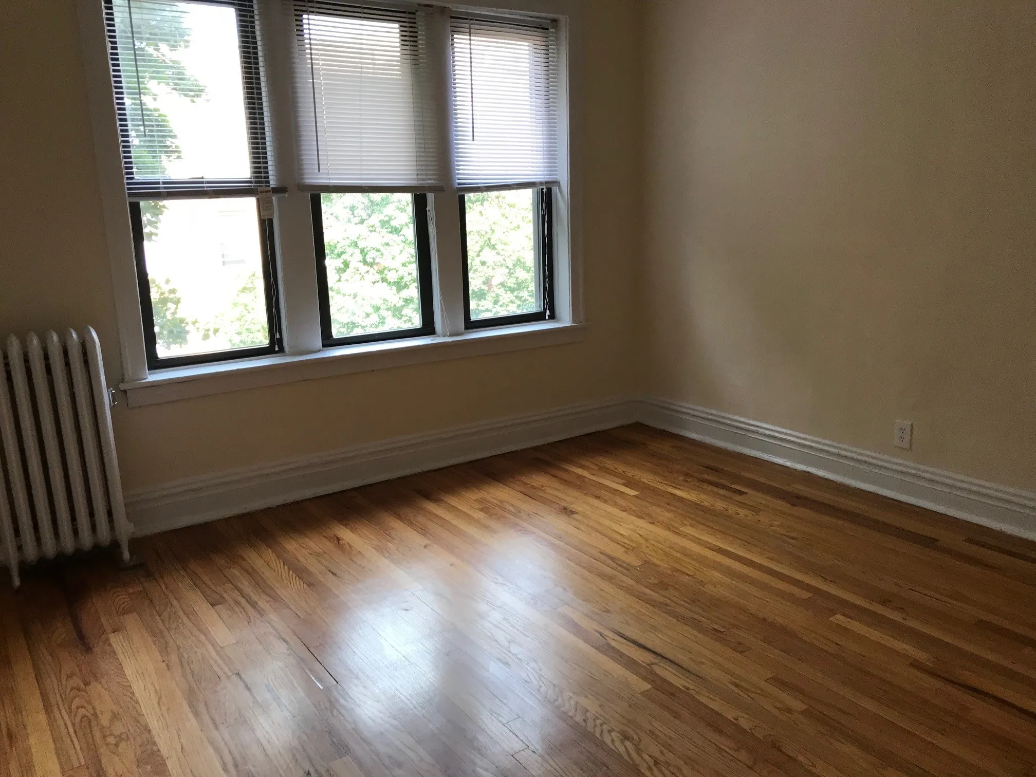 vintage living room with wood floors at 627-41 West Roscoe Apartments