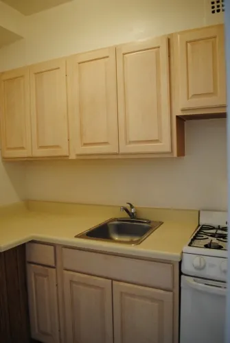 The vintage brick 4423 N Sheridan Road Apartments in Uptown Chicago