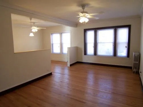 2557 West Montrose Apartments