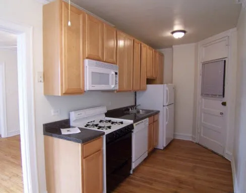 brick facade and courtyard of 4801-4809 North Fairfield Apartments