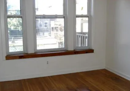 900-902 W Montrose Apartments