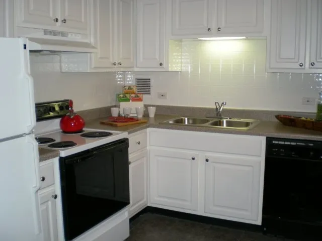 model bedroom with green wall at SCIO at the Medical District Apartments