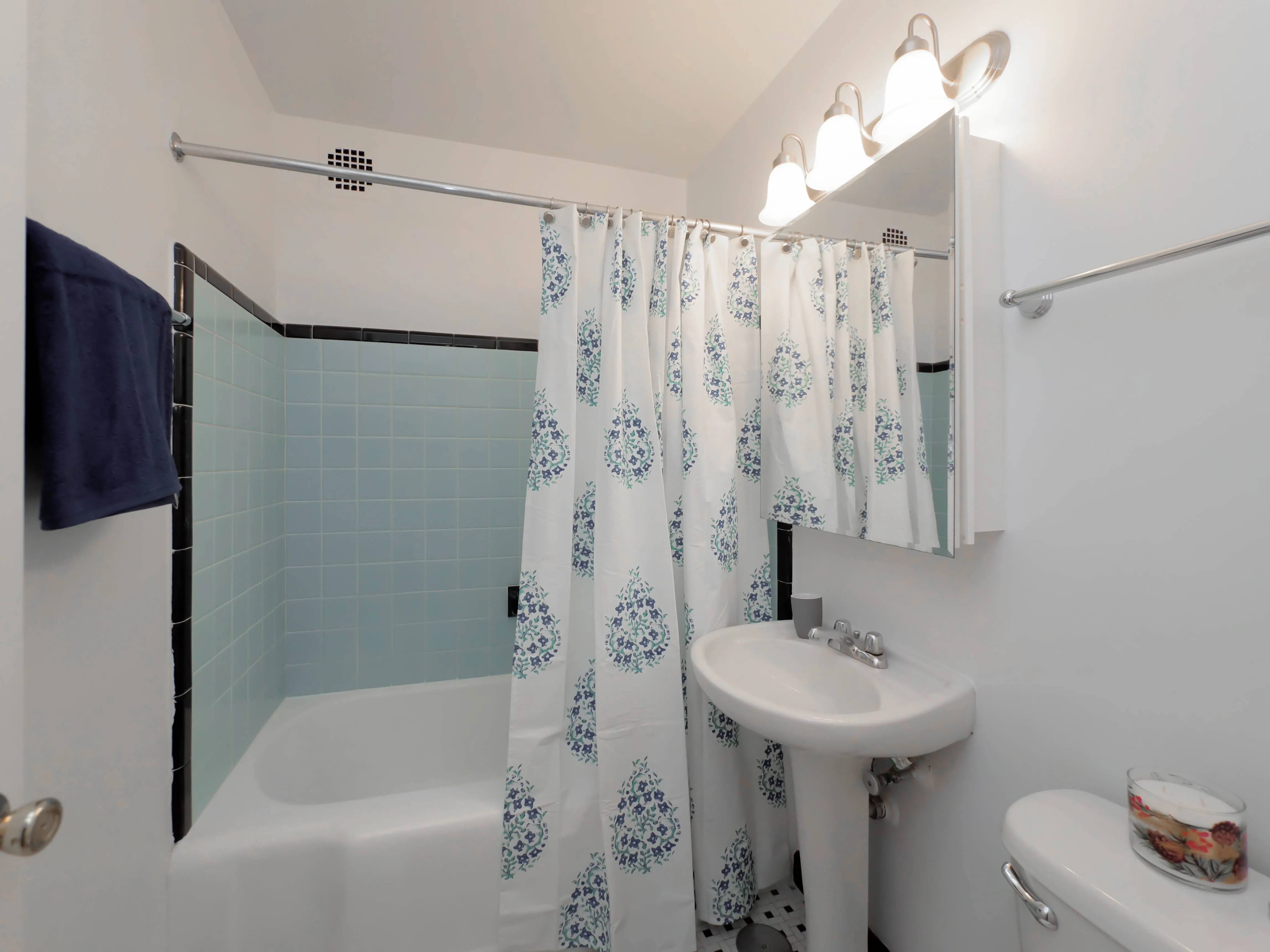 bathroom at Clarendon Shores Apartments in Uptown Chicago