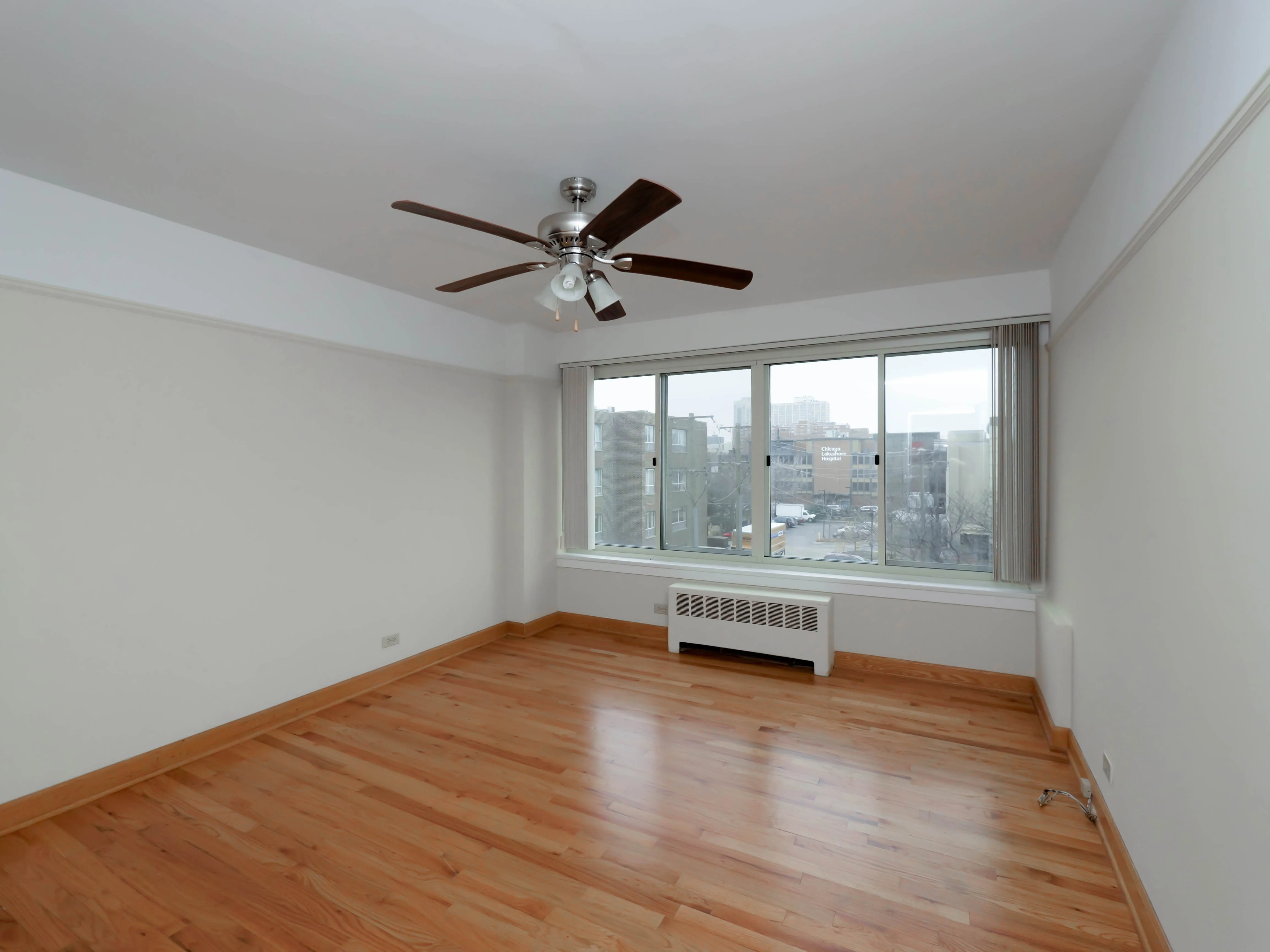 living room at Clarendon Shores Apartments in Uptown Chicago