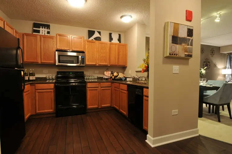 night view of exterior of 415 Premier Apartments