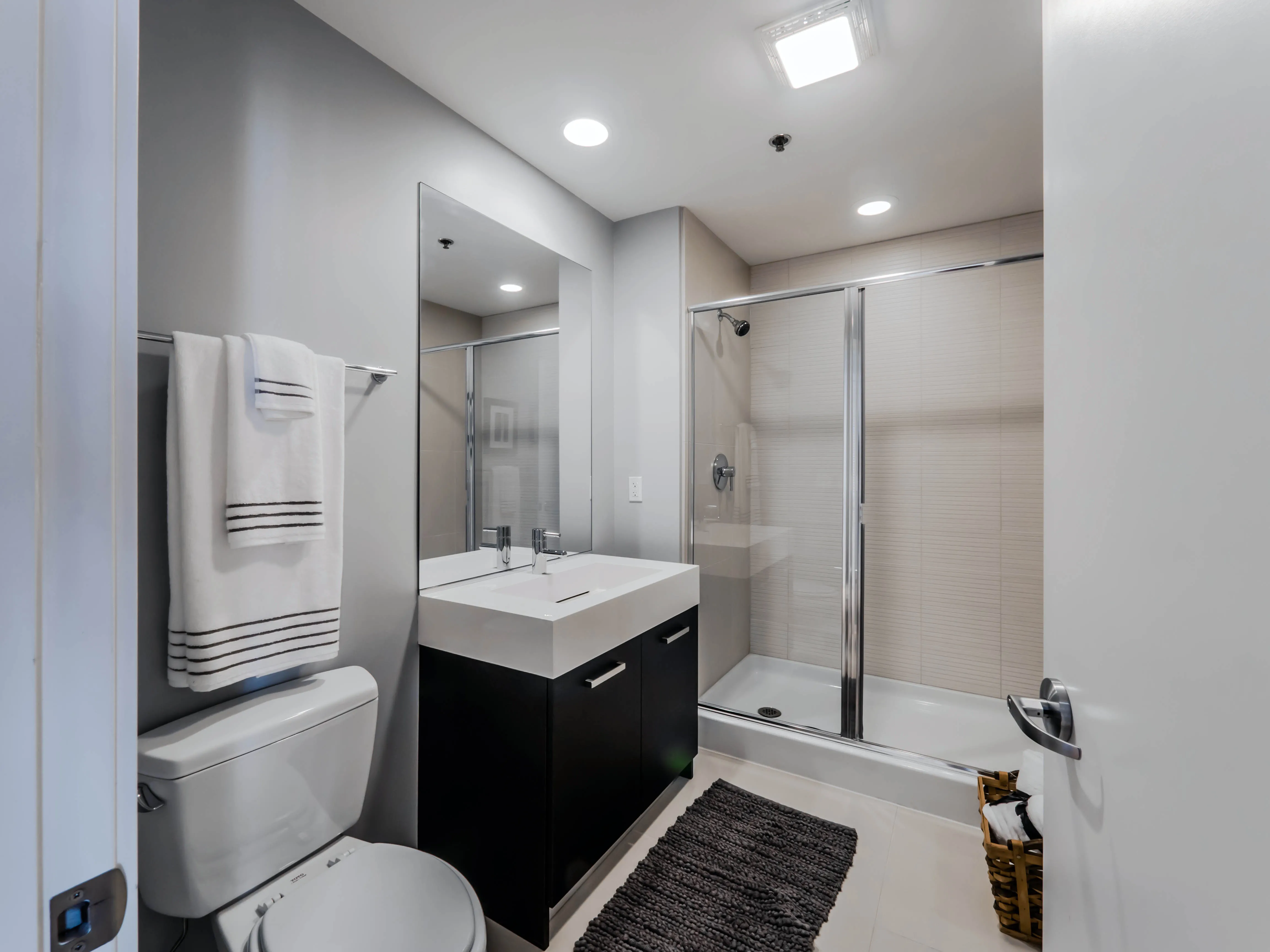 dining room at Roosevelt Collection Lofts in the South Loop