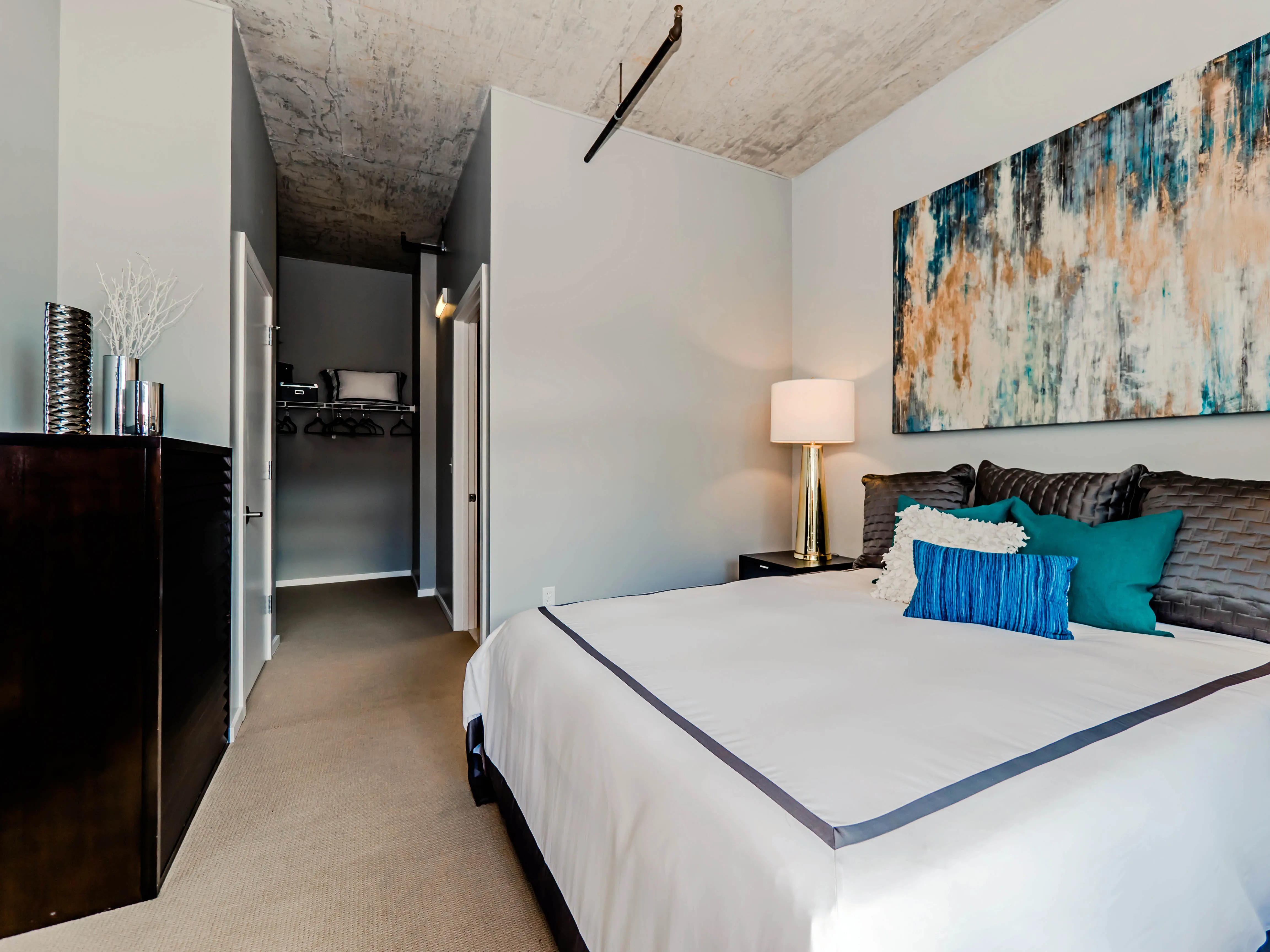 dining room at Roosevelt Collection Lofts in the South Loop