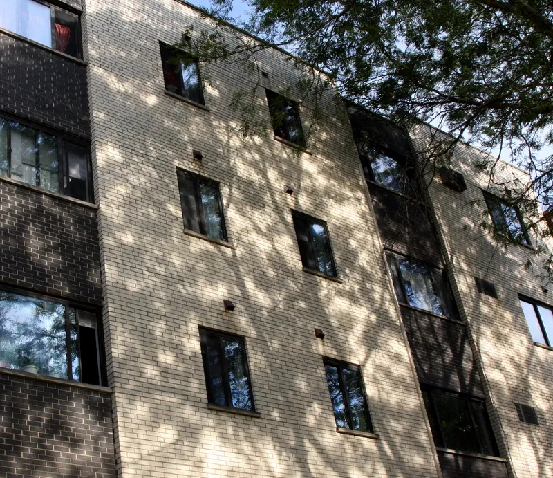 building exterior of 6011 North Winthrop Apartments in Edgewater