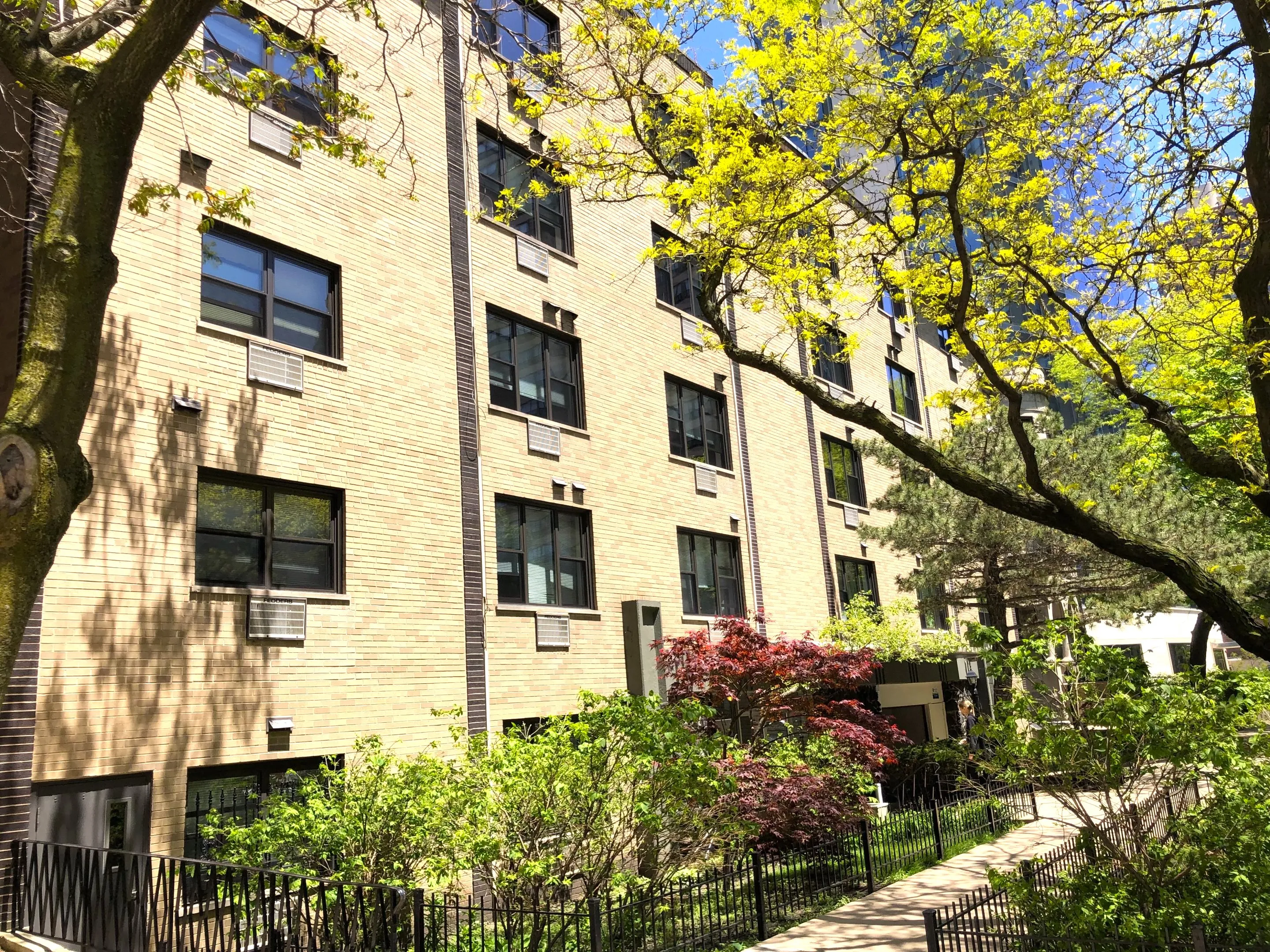 424 W. Oakdale Apartments