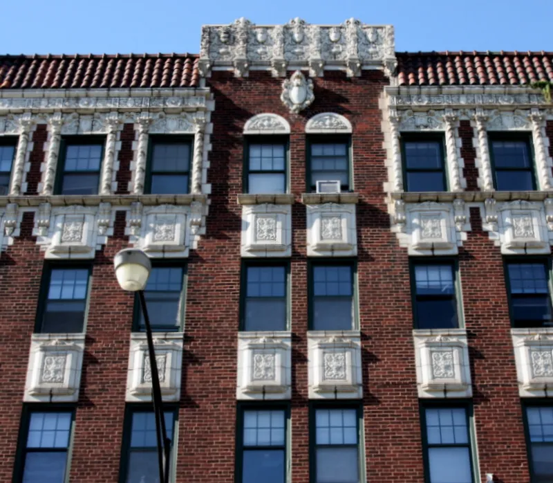 840 West Montrose Apartments