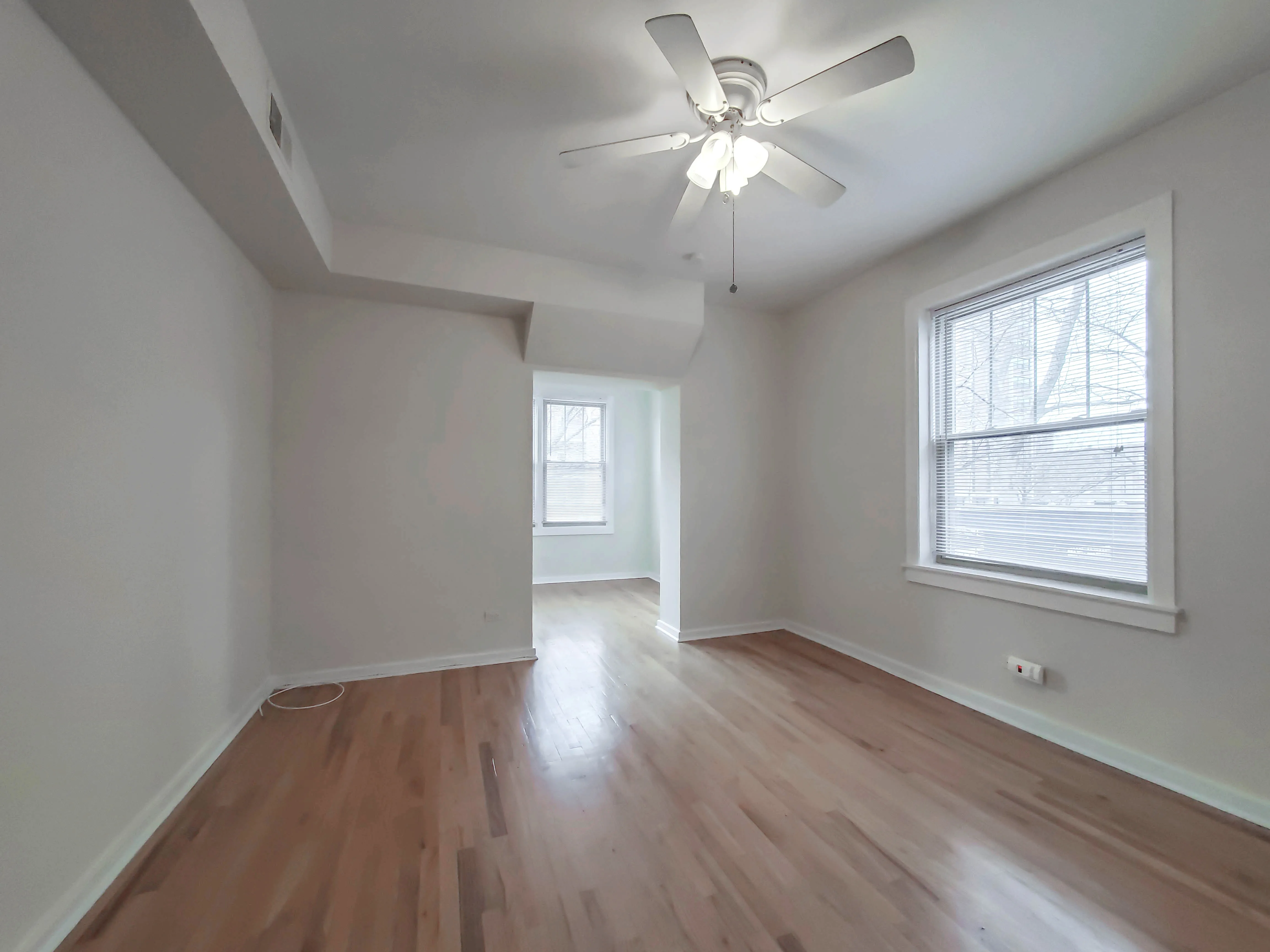 hardwood floors of Park Shores Apartments at 4304 N Sheridan Rd