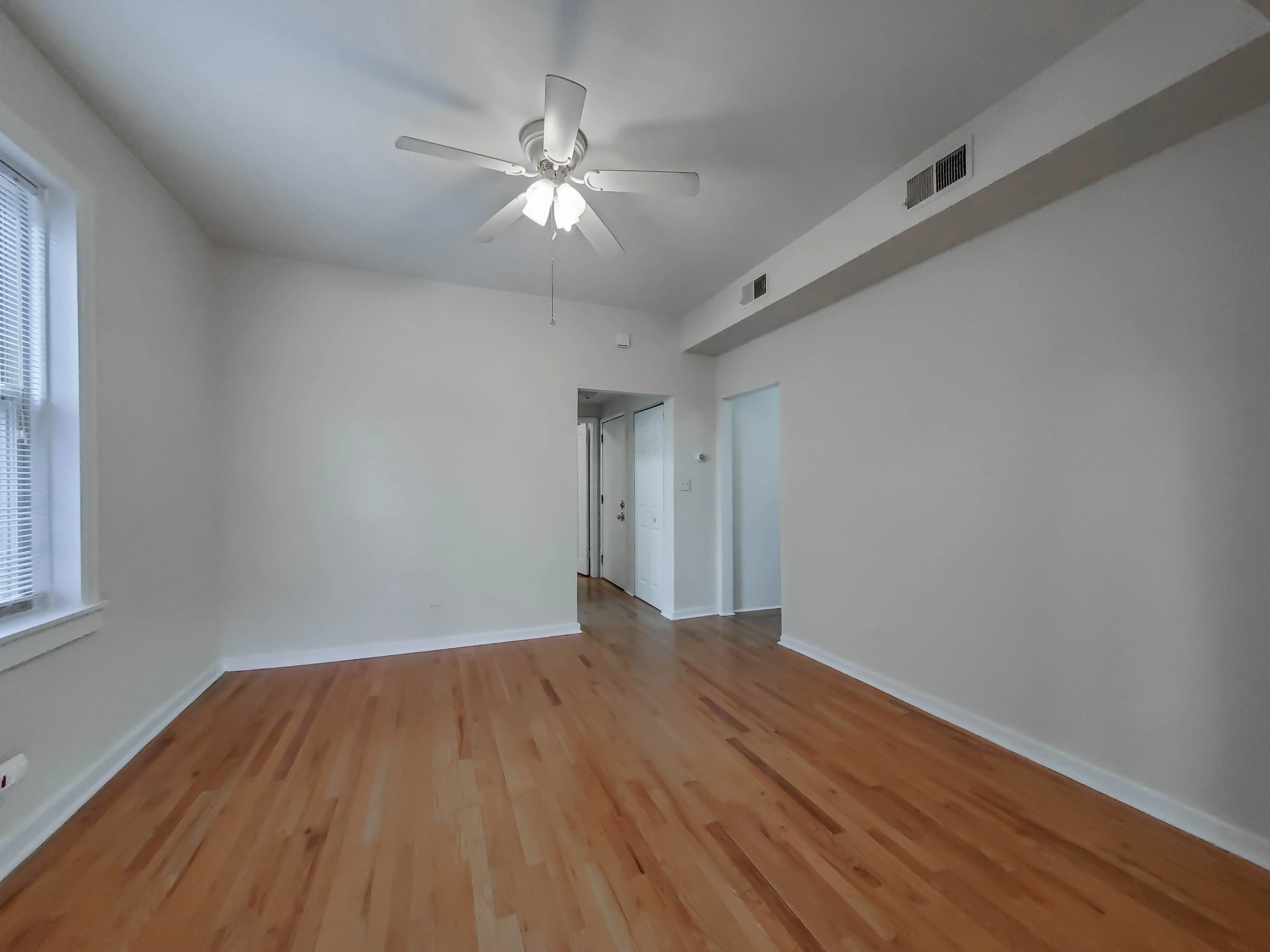 hardwood floors of Park Shores Apartments at 4304 N Sheridan Rd
