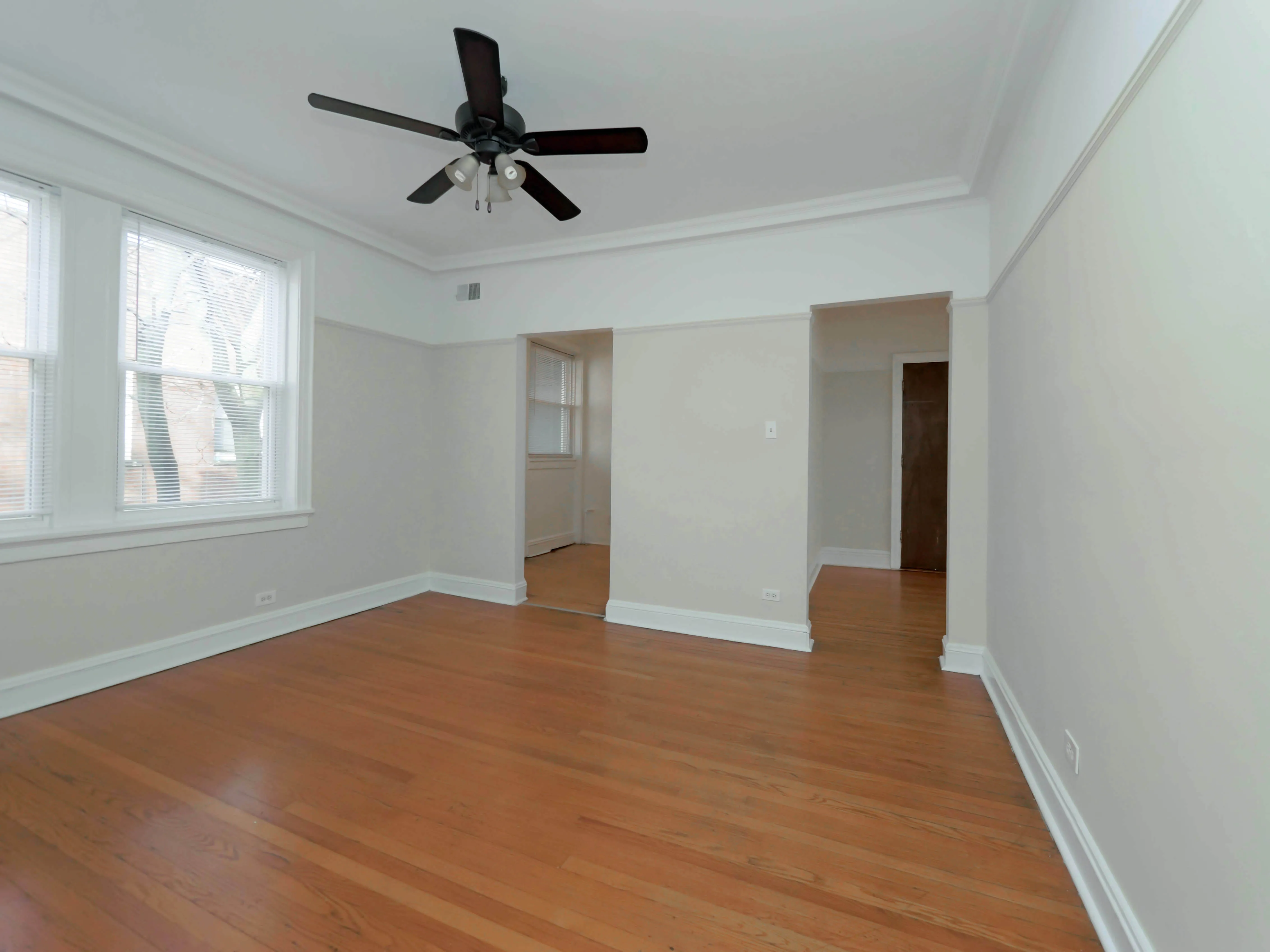 hardwood floors of Park Shores Apartments at 4304 N Sheridan Rd