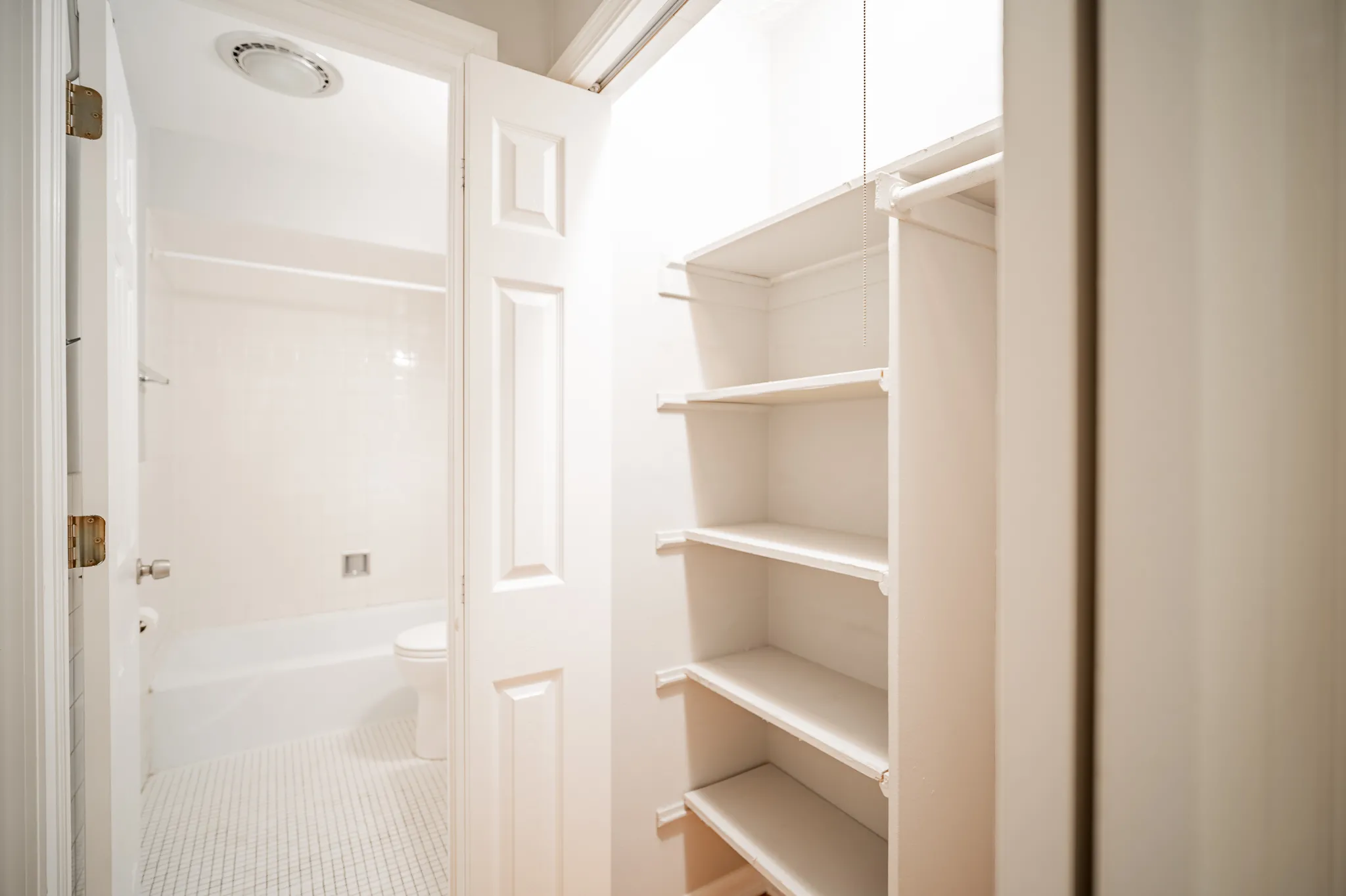 452 West Oakdale Apartments