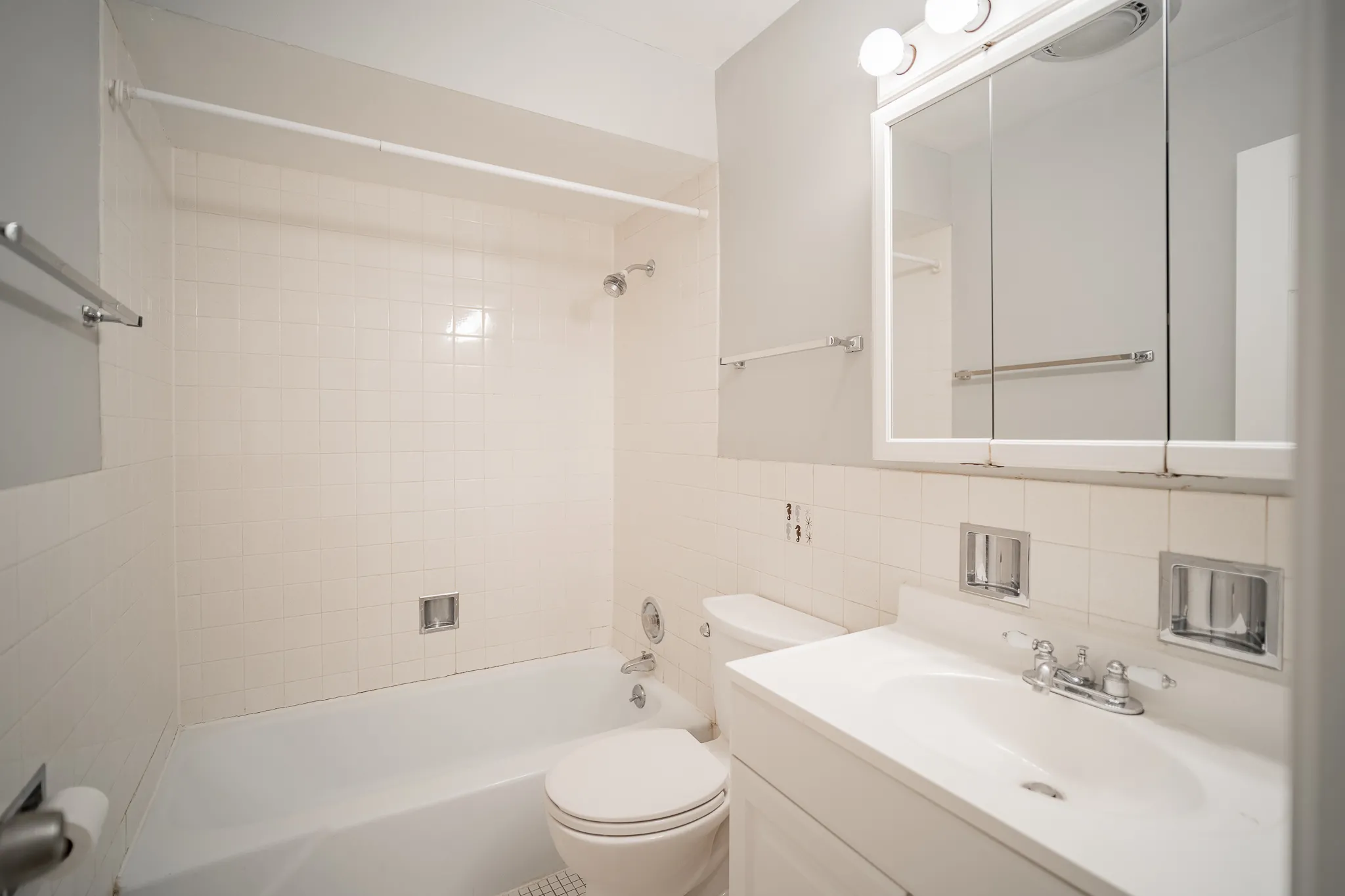 452 West Oakdale Apartments