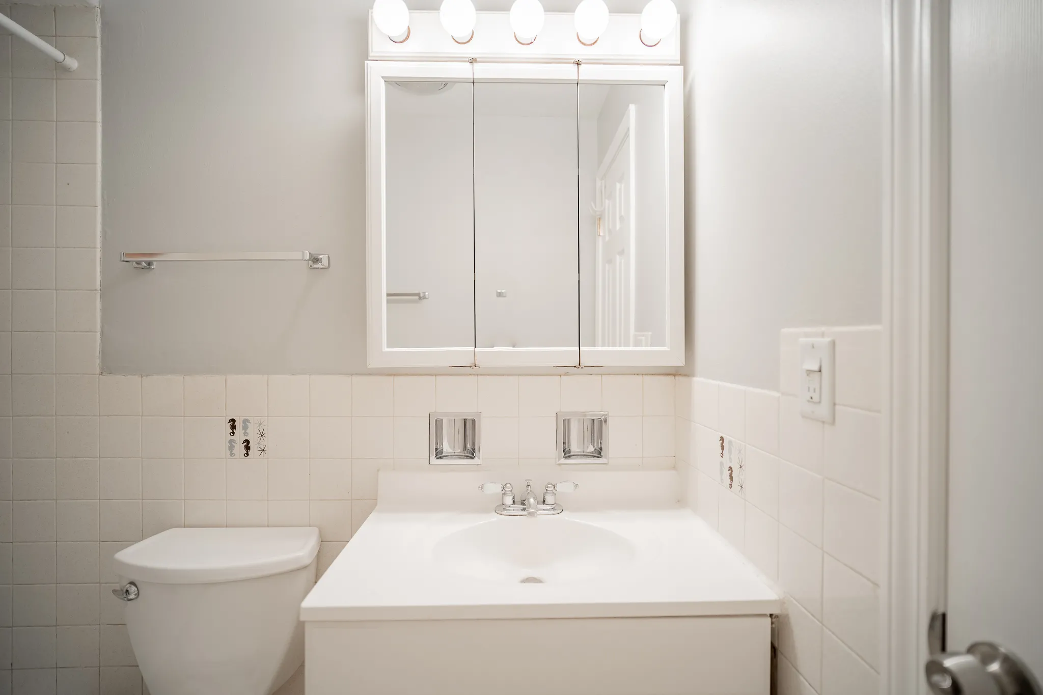 452 West Oakdale Apartments