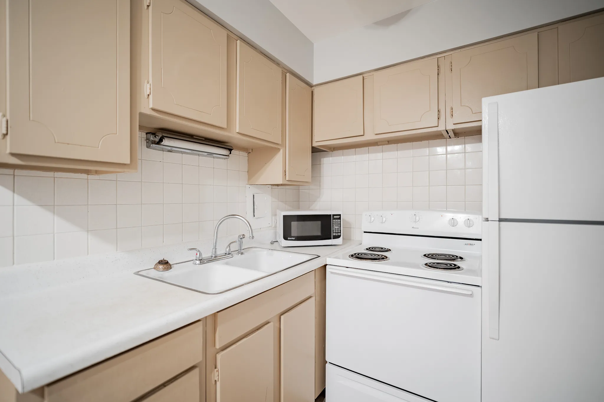 452 West Oakdale Apartments