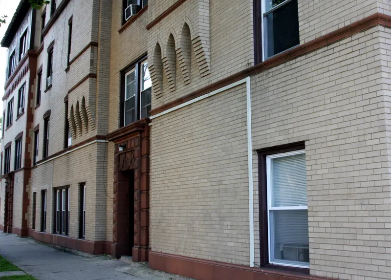 1733-1735 W Pratt Apartments