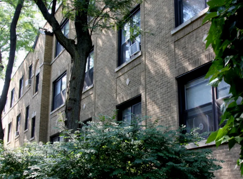 landscaped courtyard at 3740-3750 North Pine Grove Apartments