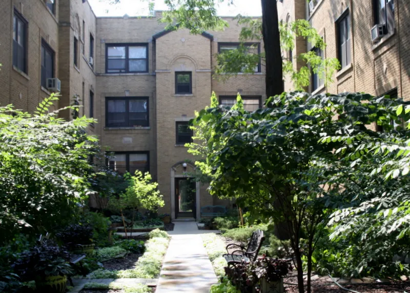 landscaped courtyard at 3740-3750 North Pine Grove Apartments