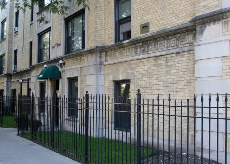 exterior entrance of Wilson Court Apartments in Ravenswood Chicago
