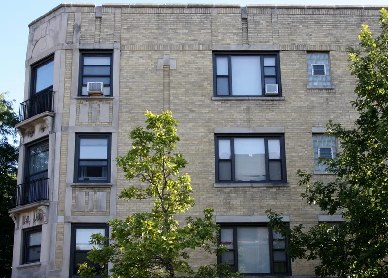 exterior entrance of Wilson Court Apartments in Ravenswood Chicago