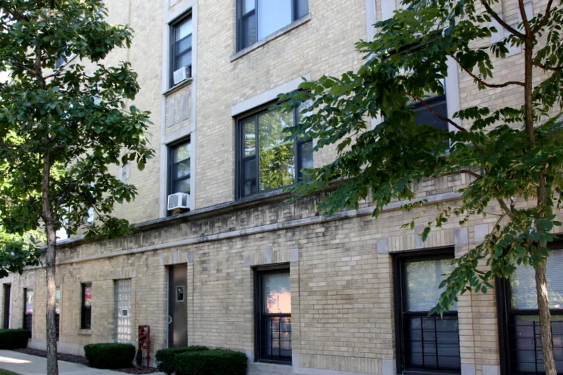 exterior entrance of Wilson Court Apartments in Ravenswood Chicago