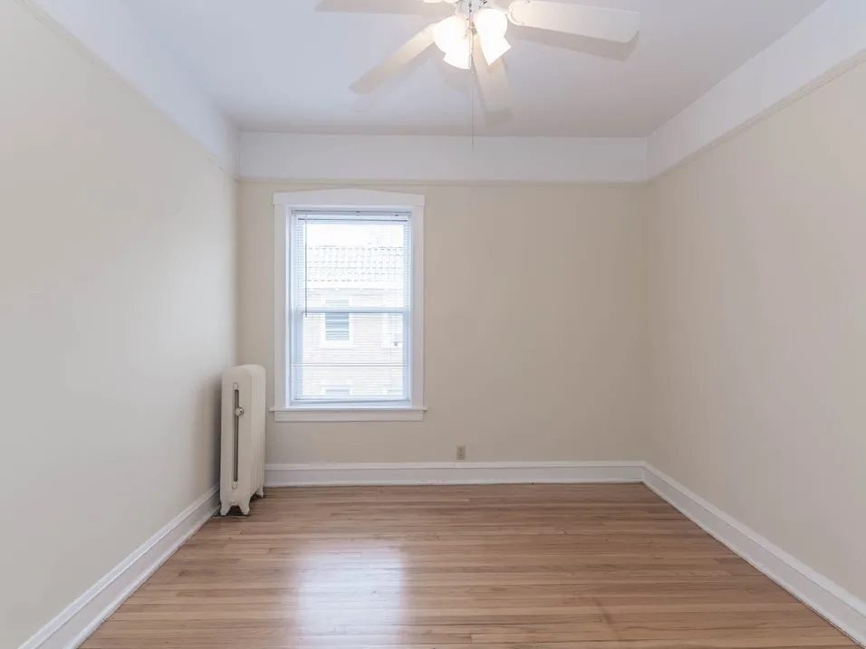 Living room at Ashland Manor Apartments in Ravenswood