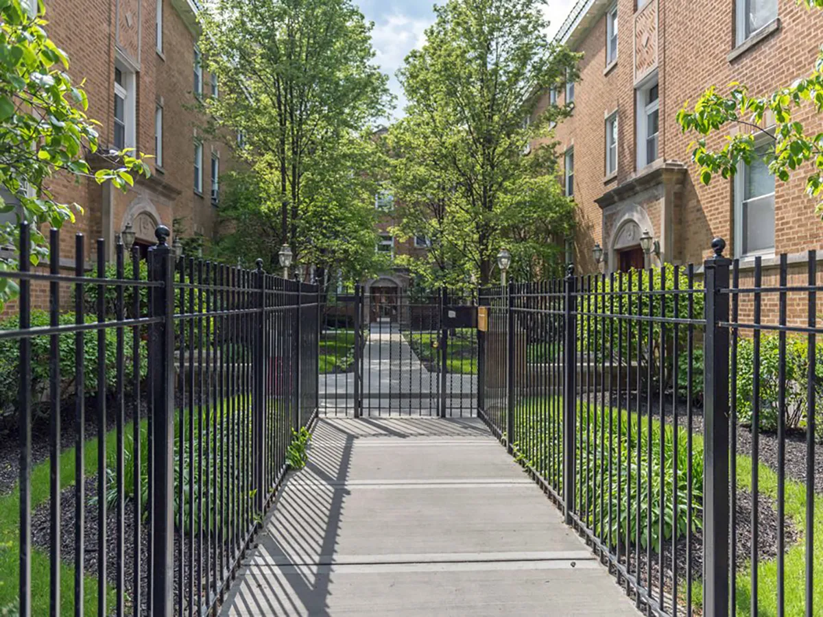 Exterior courtyard Ashland Manor Apartments in Ravenswood
