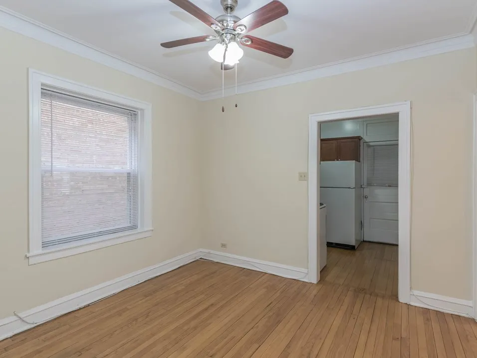 Living room with ceiling fan at Ashland Manor Apartments in Ravenswood