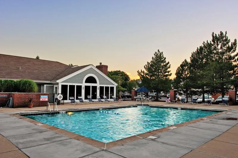 exterior view of Savannah Trace Apartments in Schaumburg IL