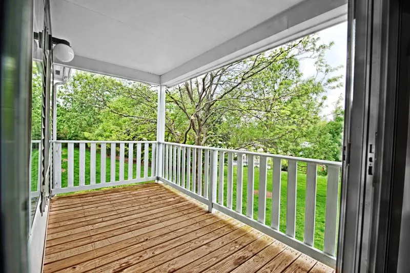 exterior view of Savannah Trace Apartments in Schaumburg IL