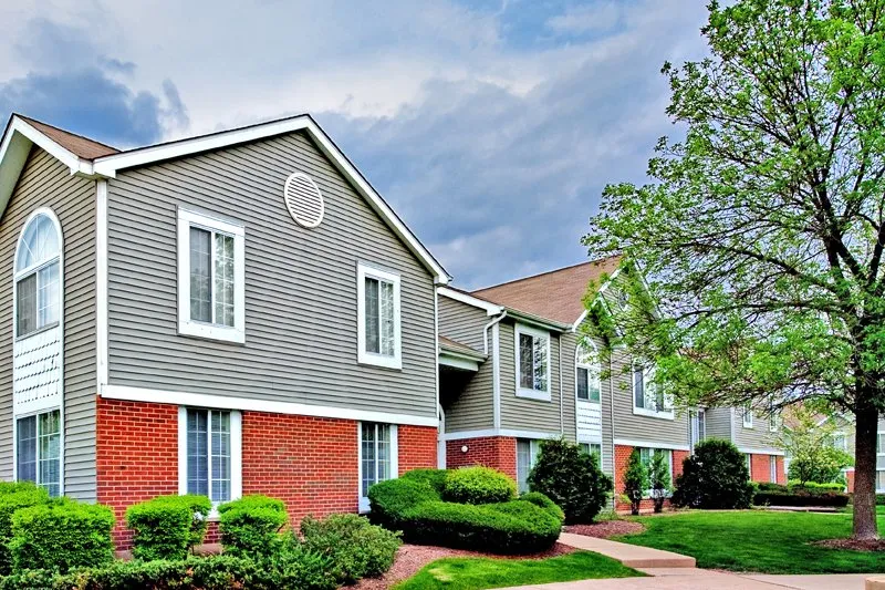 exterior view of Savannah Trace Apartments in Schaumburg IL