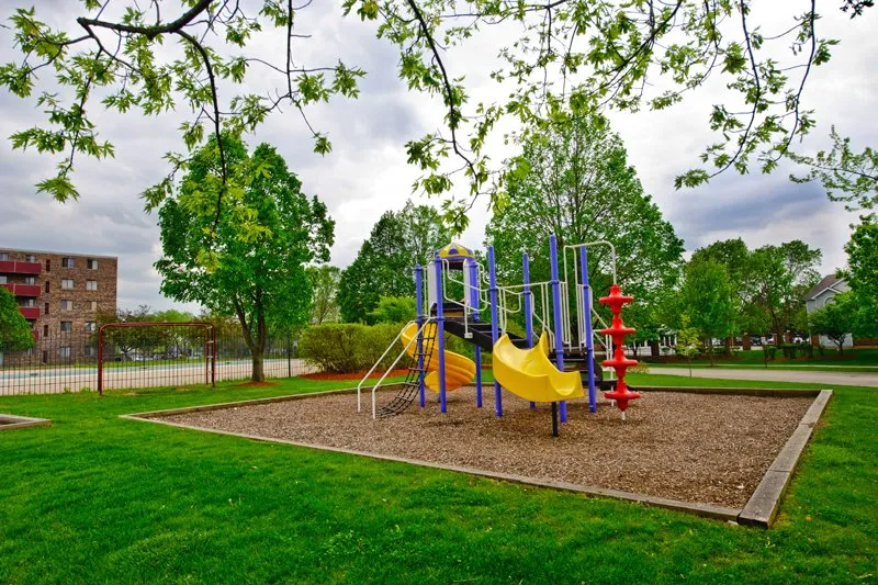 exterior view of Savannah Trace Apartments in Schaumburg IL