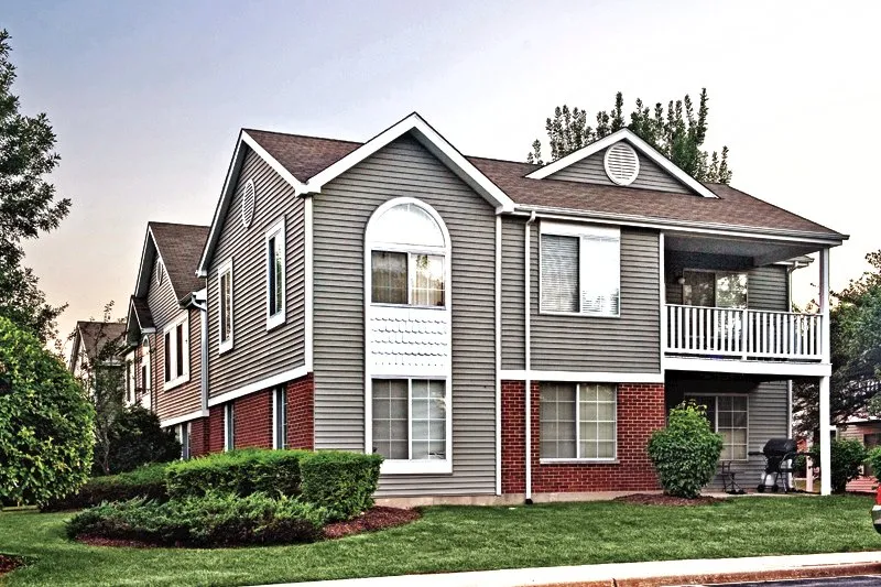exterior view of Savannah Trace Apartments in Schaumburg IL