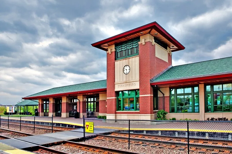 exterior view of Savannah Trace Apartments in Schaumburg IL