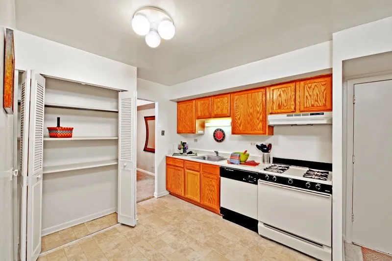 model kitchen at Highcrest Townhomes Apartments