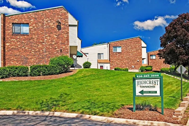 model kitchen at Highcrest Townhomes Apartments