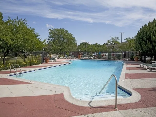 exterior of Village Green of Schaumburg Apartments in Schaumburg, IL