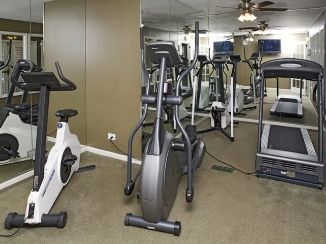 exterior of Village Green of Schaumburg Apartments in Schaumburg, IL