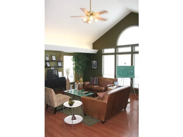 exterior of Village Green of Schaumburg Apartments in Schaumburg, IL