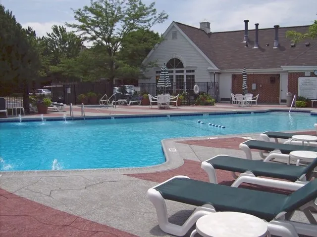 exterior of Village Green of Schaumburg Apartments in Schaumburg, IL