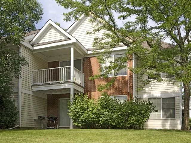 exterior of Village Green of Schaumburg Apartments in Schaumburg, IL