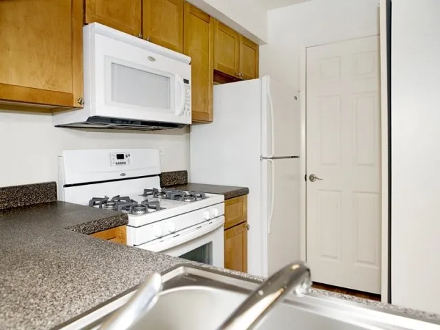 exterior of Village Green of Schaumburg Apartments in Schaumburg, IL