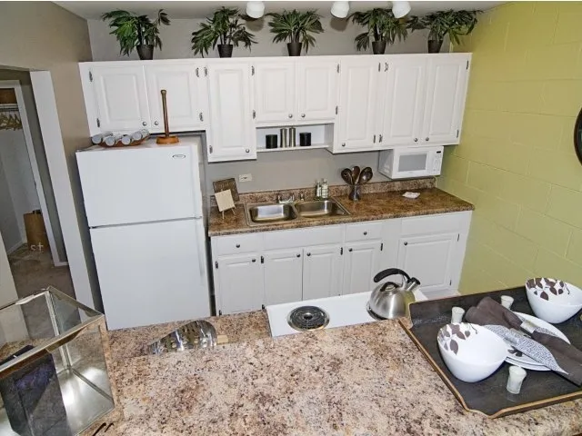 landscped entrance lobby of Village Park of Hoffman Estates Apartments