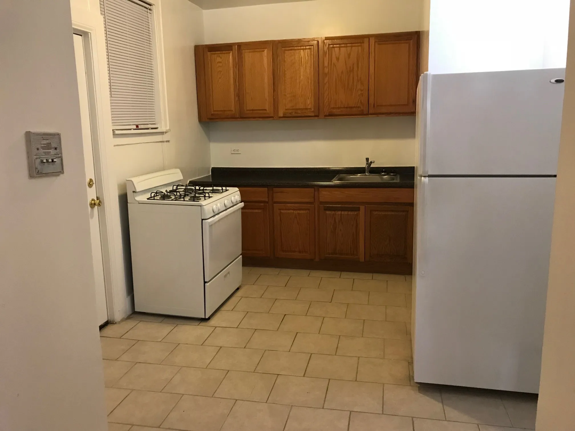 vintage living room with wood floors at 627-41 West Roscoe Apartments