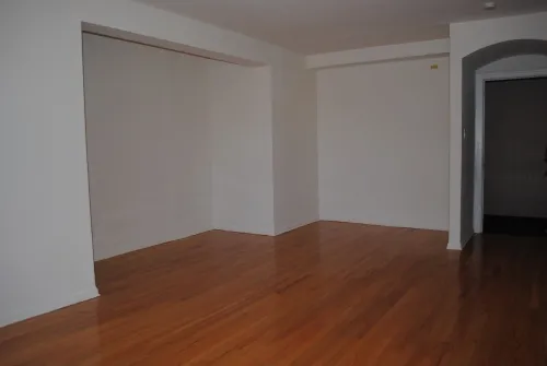 The vintage brick 4423 N Sheridan Road Apartments in Uptown Chicago