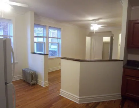 brick facade and courtyard of 4801-4809 North Fairfield Apartments