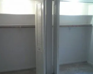 5534 N Kenmore Apartments