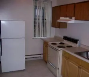 the grass and landscaped courtyard of The Dickens Courtyard Apartments